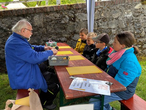 Kerzen drehen, Schmuck basteln oder Kinderschminken: Für die Kinder gab es an der Luisenhütte viel zu entdecken. Foto: Katharina Buschmann / Märkischer Kreis