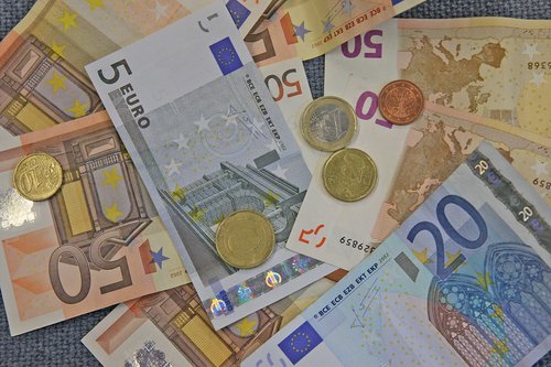 Unter dem Motto „Digital in die Zukunft – engagiert mit KI und Co“ können sich Vereine, Initiativen und Privatpersonen im Märkischen Kreis ab dem 2. März um eine Förderung von jeweils 1.000 Euro bewerben. Foto: Hendrik Klein / Märkischer Kreis