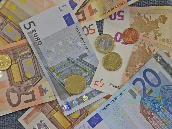 Unter dem Motto „Digital in die Zukunft – engagiert mit KI und Co“ können sich Vereine, Initiativen und Privatpersonen im Märkischen Kreis ab dem 2. März um eine Förderung von jeweils 1.000 Euro bewerben. Foto: Hendrik Klein / Märkischer Kreis