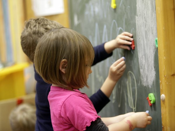 Es steht fest: Zum 1. August übernimmt die AWO offiziell die Trägerschaft der Kita in Meinerzhagen. Unser Bild zeigt ein Symbolfoto. Symbolfoto: Raffi Derian / Märkischer Kreis