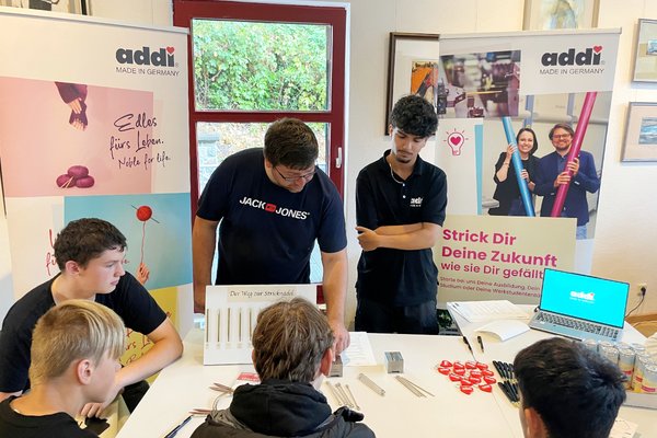 Bei der Metall-Olympiade im Deutschen Drahtmuseum hatten die Jugendlichen die Möglichkeit, Arbeitsproben selbst auszuprobieren. Foto: Bernadette Lange / Märkischer Kreis
