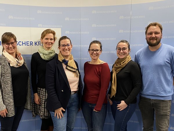 Der neue Elternbeirat von links: Sabine Riske (Ev. Kita Inselweg, Meinerzhagen), Inka Müller (Großtagespflegestelle „Hand in Hand“, Meinerzhagen), Theresa Friedrich (Ev. Kita In den Bäumen, Meinerzhagen), Bianca Clever (Ev. Familienzentrum Unterm Regenbogen, Herscheid), Oktawia Langlitz (AWO Kita Wundertüte, Halver) und Robin Mumford (Städt. Kita Wirbelwind, Neuenrade) Foto: Maren Marcinkowski