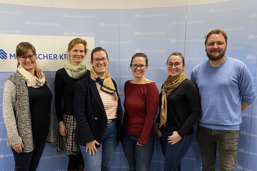 Der neue Elternbeirat von links: Sabine Riske (Ev. Kita Inselweg, Meinerzhagen), Inka Müller (Großtagespflegestelle „Hand in Hand“, Meinerzhagen), Theresa Friedrich (Ev. Kita In den Bäumen, Meinerzhagen), Bianca Clever (Ev. Familienzentrum Unterm Regenbogen, Herscheid), Oktawia Langlitz (AWO Kita Wundertüte, Halver) und Robin Mumford (Städt. Kita Wirbelwind, Neuenrade) Foto: Maren Marcinkowski