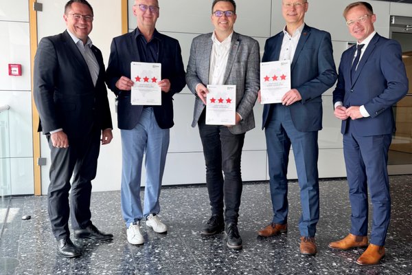 Unser Bild zeigt (von links): Landrat Marco Voge, Uwe Kober (Bürgermeister Altena), Michael Joithe (Bürgermeister Iserlohn), Ulrich Schulte (Bürgermeister Plettenberg) und Daniel Sieveke (Staatssekretär im Ministerium für Heimat, Kommunales, Bau und Digitalisierung des Landes Nordrhein-Westfalen). Foto: Martin Suchalla / Märkischer Kreis