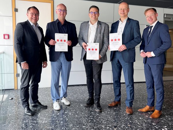 Unser Bild zeigt (von links): Landrat Marco Voge, Uwe Kober (Bürgermeister Altena), Michael Joithe (Bürgermeister Iserlohn), Ulrich Schulte (Bürgermeister Plettenberg) und Daniel Sieveke (Staatssekretär im Ministerium für Heimat, Kommunales, Bau und Digitalisierung des Landes Nordrhein-Westfalen). Foto: Martin Suchalla / Märkischer Kreis