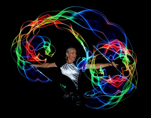 Die Light Painting Show mit Lemmi ist eine spektakuläre Fusion aus Bewegung, Licht und Design. Sie bildet den leuchtenden Abschluß bei "Luise heizt ein" am 29. Juni in Balve. Foto: Lemmi