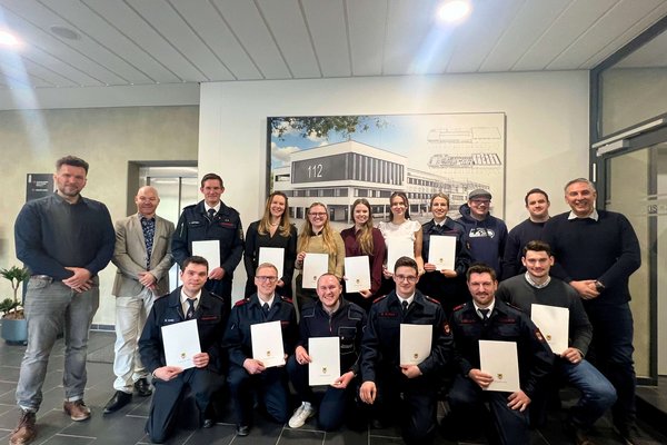 Zwölf erfahrene Einsatzkräfte aus dem Rettungsdienst und den Feuerwehren im Märkischen Kreis haben die Weiterbildung zum Praxisanleiter bestanden. Foto: Märkischer Kreis