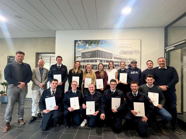 Zwölf erfahrene Einsatzkräfte aus dem Rettungsdienst und den Feuerwehren im Märkischen Kreis haben die Weiterbildung zum Praxisanleiter bestanden. Foto: Märkischer Kreis