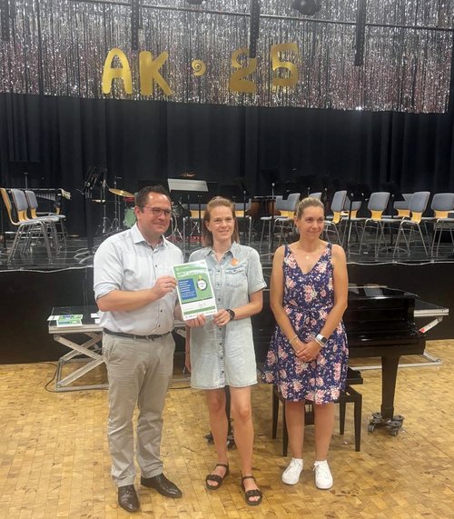 Ausgezeichnet wurden auch die Schulen in der Kategorie „Grundschule“: Platz 3 ging an die Hallenschule Plettenberg. Foto: Stadt Meinerzhagen 