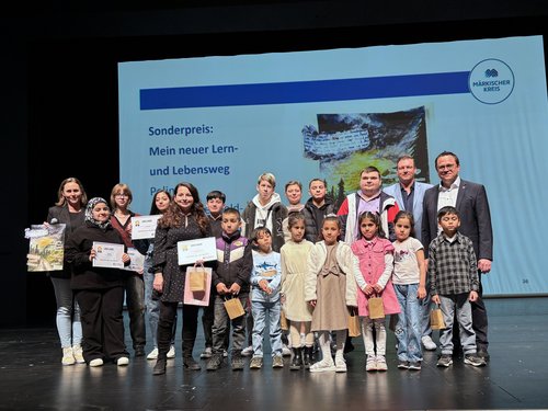 Viel Applaus gab es auch für die Siegerinnen und Sieger des Kreativwettbewerbs für Schülerinnen und Schüler mit Zuwanderungsgeschichte. Foto: Hannah Heyn / Märkischer Kreis
