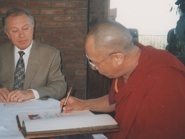Vor 30 Jahren besuchte der Dalai Lama Nachrodt-Wiblingwerde. Daran erinnert das Kreisarchiv. Foto: Mediendatenbank des Kreisarchivs