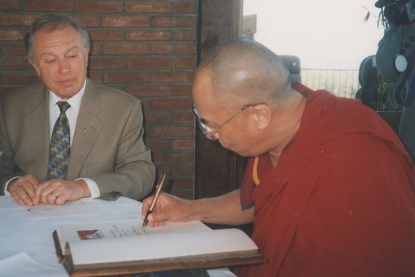 Vor 30 Jahren besuchte der Dalai Lama Nachrodt-Wiblingwerde. Daran erinnert das Kreisarchiv. Foto: Mediendatenbank des Kreisarchivs