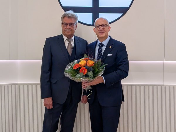 Als „Alterspräsident“ eröffnete Axel Hoffmann (links) von der FDP die konstituierende Sitzung des Kreistags. Ebenso übernahm er die offizielle Amtseinführung des neuen Landrats, Ralf Schwarzkopf. Foto: Katharina Buschmann / Märkischer Kreis