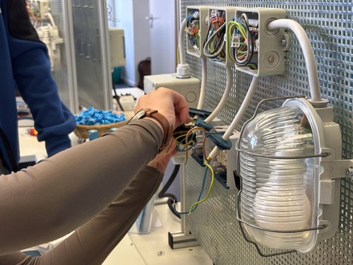 Rund 80 Schülerinnen und Schüler ab der achten Klasse nahmen an dem Berufsfelderkundungstag „Tag des Kunststoffs“ teil und erhielten praxisnahe Einblicke in die vielfältigen Berufsmöglichkeiten der Kunststoffbranche. Foto: Eileen Bräuniger / Märkischer Kreis