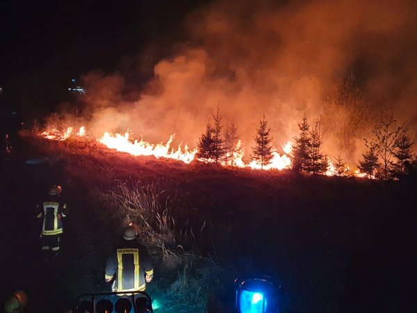 Waldbrand im Märkischen Kreis mit Einsatzkräften im Vordergrund