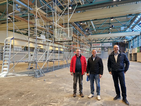 Unser Bild zeigt (von links): Ingo Adam, Stellvertretender Schulleiter, Manfred Fischer, Leiter des Gebäudemanagements des Märkischen Kreises, und Mario Hänseler vom gleichnamigen Sachverständigenbüro. Foto: Alexander Bange / Märkischer Kreis