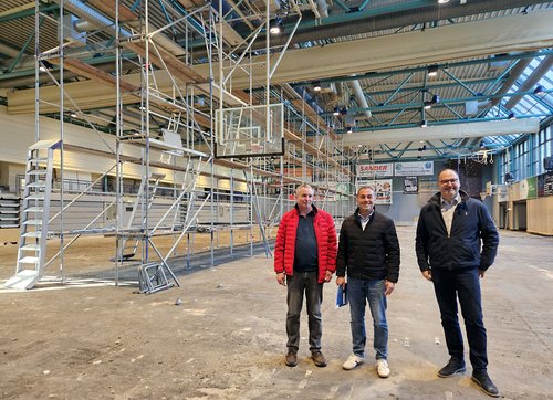 Unser Bild zeigt (von links): Ingo Adam, Stellvertretender Schulleiter, Manfred Fischer, Leiter des Gebäudemanagements des Märkischen Kreises, und Mario Hänseler vom gleichnamigen Sachverständigenbüro. Foto: Alexander Bange / Märkischer Kreis
