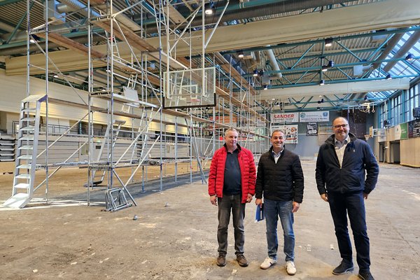 Unser Bild zeigt (von links): Ingo Adam, Stellvertretender Schulleiter, Manfred Fischer, Leiter des Gebäudemanagements des Märkischen Kreises, und Mario Hänseler vom gleichnamigen Sachverständigenbüro. Foto: Alexander Bange / Märkischer Kreis