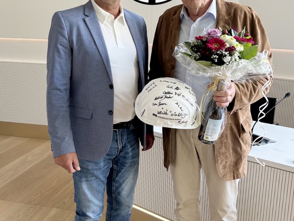 Manfred Fischer als Leiter des Gebäudemanagements (links) überreichte Hubertus Schulte-Filthaut Präsente zum Dank für die gute Zusammenarbeit. Foto: Alexander Bange / Märkischer Kreis