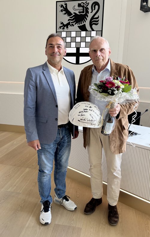 Manfred Fischer als Leiter des Gebäudemanagements (links) überreichte Hubertus Schulte-Filthaut Präsente zum Dank für die gute Zusammenarbeit. Foto: Alexander Bange / Märkischer Kreis