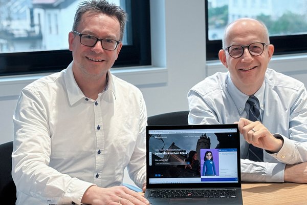 Andreas Lüsebrink, Fachdienstleiter Digitalisierung und IT (links), hier mit Landrat Ralf Schwarzkopf bei der Vorstellung des neuen digitalen Avatars auf der Homepage, stellte im Ausschuss detailliert Aufbau, Aufgaben und Leistungsumfang seines Fachdienstes vor. Foto: Katharina Buschmann / Märkischer Kreis