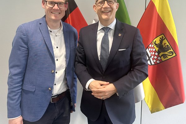 Jens Effkemann (links), Regionalgeschäftsführer des Volksbundes für Westfalen-Lippe, und Landrat Ralf Schwarzkopf. Foto: Märkischer Kreis
