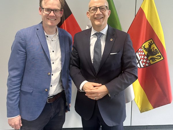 Jens Effkemann (links), Regionalgeschäftsführer des Volksbundes für Westfalen-Lippe, und Landrat Ralf Schwarzkopf. Foto: Märkischer Kreis