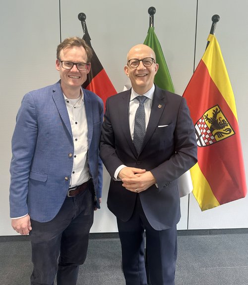 Jens Effkemann (links), Regionalgeschäftsführer des Volksbundes für Westfalen-Lippe, und Landrat Ralf Schwarzkopf. Foto: Märkischer Kreis