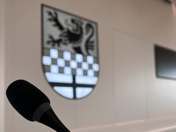 Mikrofon Sitzungssaal Kreishaus Wappen im Hintergrund Märkischer Kreis