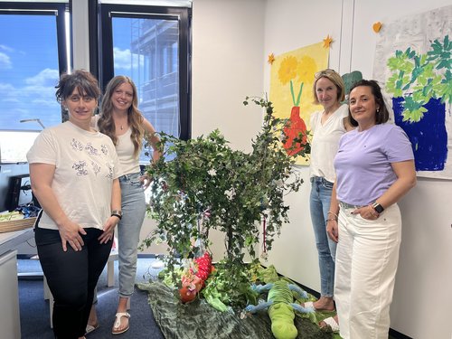Das Schnullerbaum-Team vom Zahnärztlichen Dienst im Lüdenscheider Kreishaus (v.l.n.r.): Fotini Skarpou, Sandra Vanselow, Dr. Julika Bergenthal und Maria Macias. Foto: Katharina Buschmann / Märkischer Kreis