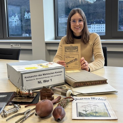 Archivarin Katharina Krone entdeckte im Nachlass des Kiesper Internisten Dr. Hans Wernscheid neben schriftlichen Unterlagen auch einige Kuriositäten aus dem ärztlichen Alltag wie Operations- und Zahnbestecke, HNO‐Instrumente, Ampullenkästchen und gynäkologische Instrumente. Foto: Lars Lötters/Märkischer Kreis