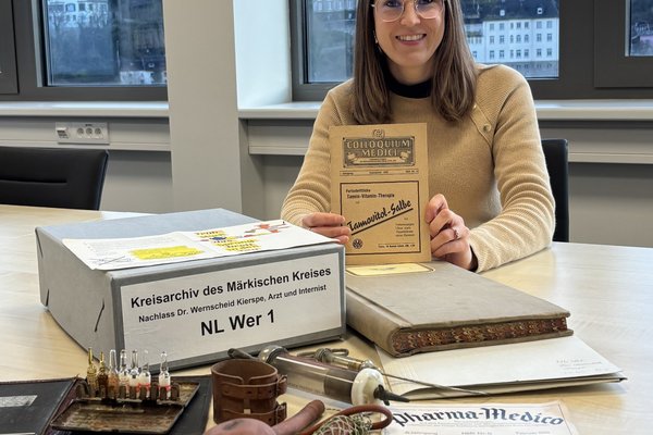 Archivarin Katharina Krone entdeckte im Nachlass des Kiesper Internisten Dr. Hans Wernscheid neben schriftlichen Unterlagen auch einige Kuriositäten aus dem ärztlichen Alltag wie Operations- und Zahnbestecke, HNO‐Instrumente, Ampullenkästchen und gynäkologische Instrumente. Foto: Lars Lötters/Märkischer Kreis