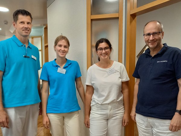 Das Local-Hero-Projekt, das Medizinstudenten Praktika in Hausarztpraxen im Märkischen Kreis ermöglichte, kam bei Ärzten und Studierenden gut an. Auf dem Foto sind Dr. Paul Stüeken und Dr. Gregor Schmitz aus Balve mit den Medizinstudentinnen Antonia Landwehr und Maria Münstermann  zu sehen. Foto: Märkischer Kreis