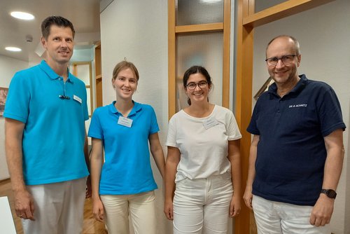 Das Local-Hero-Projekt, das Medizinstudenten Praktika in Hausarztpraxen im Märkischen Kreis ermöglichte, kam bei Ärzten und Studierenden gut an. Auf dem Foto sind Dr. Paul Stüeken und Dr. Gregor Schmitz aus Balve mit den Medizinstudentinnen Antonia Landwehr und Maria Münstermann  zu sehen. Foto: Märkischer Kreis