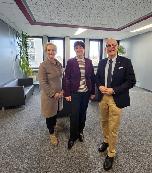 Im Dialog (von links): Fachbereichsleiterin Leslie Kamphuis, agentur mark-Geschäftsführerin Kirsten Kling und Landrat Ralf Schwarzkopf. Foto: Alexander Bange / Märkischer Kreis