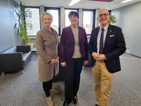 Im Dialog (von links): Fachbereichsleiterin Leslie Kamphuis, agentur mark-Geschäftsführerin Kirsten Kling und Landrat Ralf Schwarzkopf. Foto: Alexander Bange / Märkischer Kreis