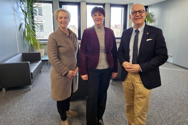 Im Dialog (von links): Fachbereichsleiterin Leslie Kamphuis, agentur mark-Geschäftsführerin Kirsten Kling und Landrat Ralf Schwarzkopf. Foto: Alexander Bange / Märkischer Kreis