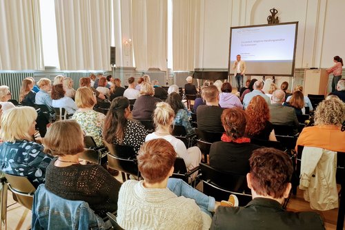 Das Impulsfrühstück „Einsamkeit im Alter“ lockte mehr als 70 Akteure des Pflege- und Gesundheitssektors im Märkischen Kreis in die Stadtbücherei Lüdenscheid. Foto: Ulla Erkens/Märkischer Kreis
