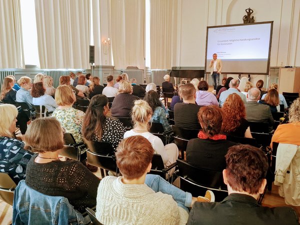 Das Impulsfrühstück „Einsamkeit im Alter“ lockte mehr als 70 Akteure des Pflege- und Gesundheitssektors im Märkischen Kreis in die Stadtbücherei Lüdenscheid. Foto: Ulla Erkens/Märkischer Kreis