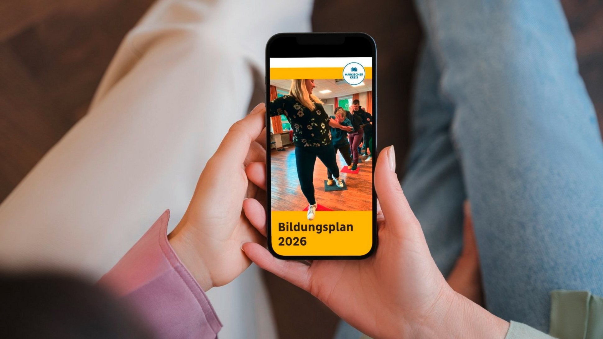 Zu sehen ist ein Smartphone mit dem Titel des Bildungsplans 2026