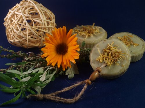 Wer Seifen selbst herstellen möchte, kann das am 15. März auf Burg Altena. Foto: Sabine Kemper