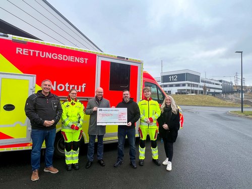 Die Notfallsanitäter-Azubis des Märkischen Kreises setzen ein deutliches Zeichen für gegenseitige Wertschätzung und respektvolles Miteinander und übergaben eine Spende von 150 Euro an Jens Hoffmann, den Vorsitzenden von Soko Respekt. Foto: Märkischer Kreis 