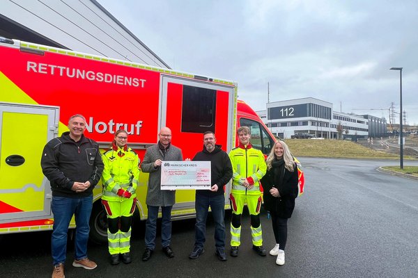 Die Notfallsanitäter-Azubis des Märkischen Kreises setzen ein deutliches Zeichen für gegenseitige Wertschätzung und respektvolles Miteinander und übergaben eine Spende von 150 Euro an Jens Hoffmann, den Vorsitzenden von Soko Respekt. Foto: Märkischer Kreis 