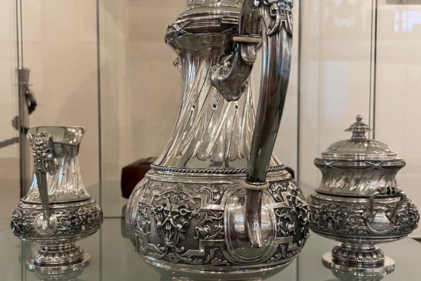 In der Sonderausstellung „Rückblick – 150 Jahre Museumsgeschichte in Altena“ auf der Burg Altena sind besondere Stücke aus den Magazinen zu sehen. Foto: Bernadette Lange/Märkischer Kreis