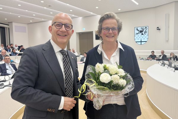 Herzlichen Glückwunsch: Landrat Ralf Schwarzkopf gratuliert Anja Tadday-Schlichting aus Lüdenscheid, die zum 1. April dieses Jahres neue Fachbereichsleiterin Jugend und Bildung beim Märkischen Kreis wird. Foto: Alexander Bange / Märkischer Kreis
