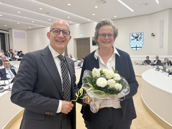 Herzlichen Glückwunsch: Landrat Ralf Schwarzkopf gratuliert Anja Tadday-Schlichting aus Lüdenscheid, die zum 1. April dieses Jahres neue Fachbereichsleiterin Jugend und Bildung beim Märkischen Kreis wird. Foto: Alexander Bange / Märkischer Kreis