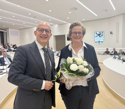 Herzlichen Glückwunsch: Landrat Ralf Schwarzkopf gratuliert Anja Tadday-Schlichting aus Lüdenscheid, die zum 1. April dieses Jahres neue Fachbereichsleiterin Jugend und Bildung beim Märkischen Kreis wird. Foto: Alexander Bange / Märkischer Kreis