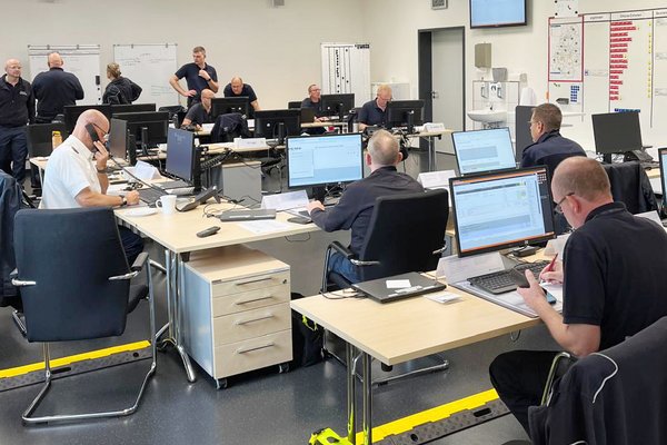 Wie in einem echten Großeinsatz arbeiteten die einzelnen Bereiche in enger Taktung strukturierte Arbeitsaufträge ab - wie hier im Brandschutz- und Rettungsdienstzentrum (BRZ) in Altena-Rosmart. Foto: Michael Kling / Märkischer Kreis