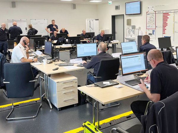 Wie in einem echten Großeinsatz arbeiteten die einzelnen Bereiche in enger Taktung strukturierte Arbeitsaufträge ab - wie hier im Brandschutz- und Rettungsdienstzentrum (BRZ) in Altena-Rosmart. Foto: Michael Kling / Märkischer Kreis