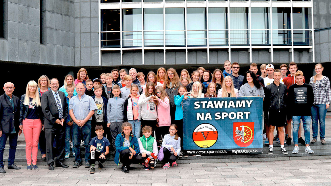 Partnerstadt Ratibor Gruppe Schwimmer vor Kreishaus